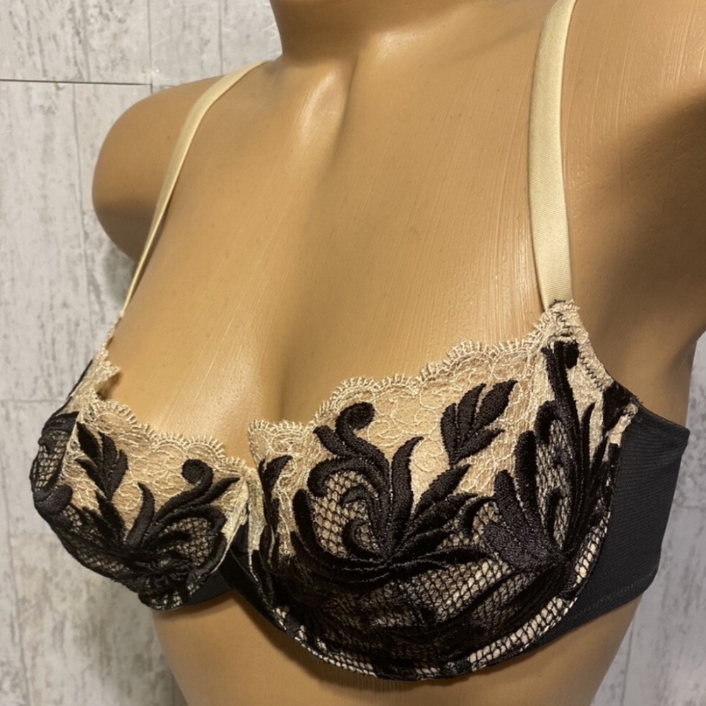 Victoria Secret Vintage Floral NWOT Lace Bra , Push Up with Underwire Sz 36C
